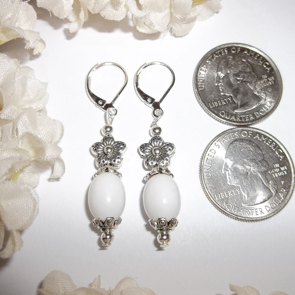 Flower Earrings Set Dangle & Drop White NWT 4834 - Picture 7 of 8